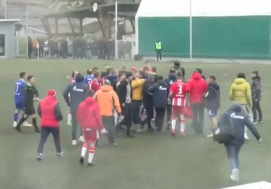 OMLADINSKA LIGA SRBIJE: <span style='color:red;'><b>Opšta tuča</b></span> na kraju derbija između Zvezde i Brodarca! (VIDEO)